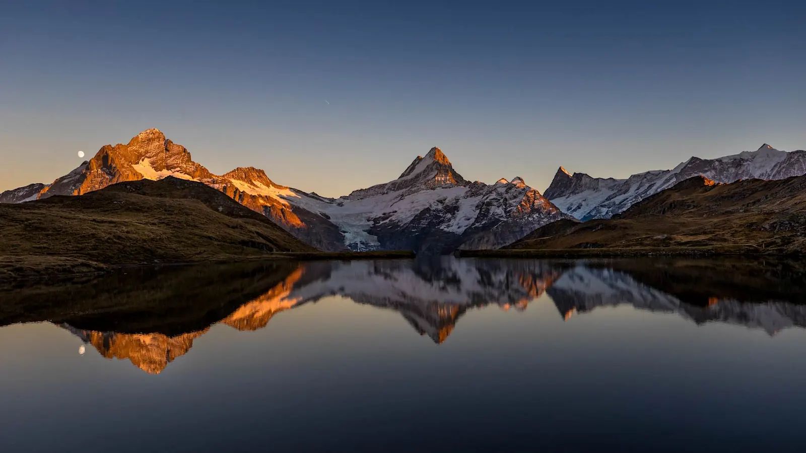 Bachalpsee mit Wetterhorn und Schreckhorn im Abendlicht