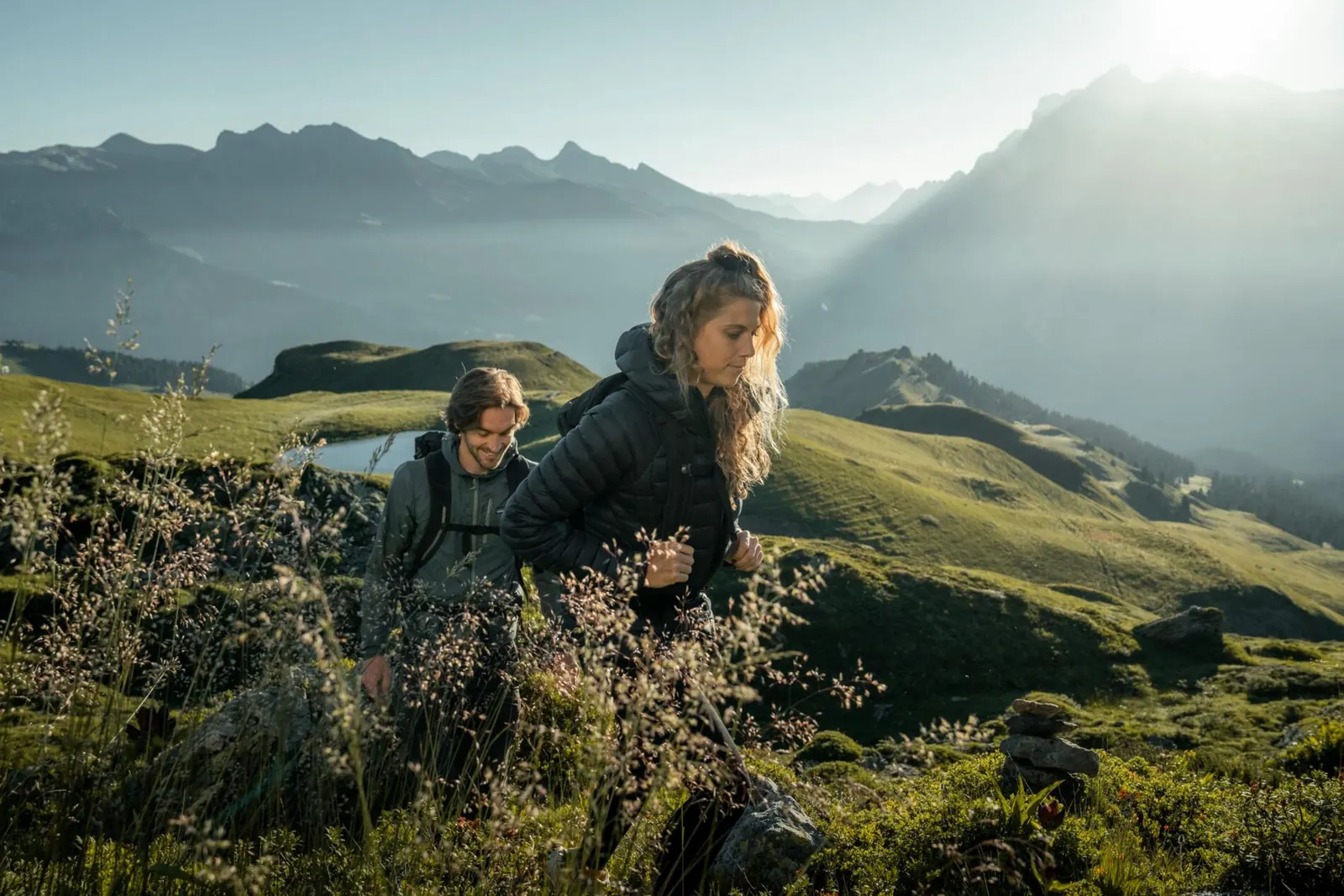 Wandernde auf dem Panoramaweg am Männlichen im Morgenlicht