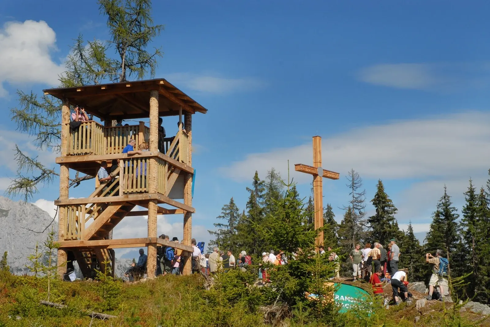 Aussichtsturm und Gipfelkreuz auf dem sommerlichen Rittisberg
