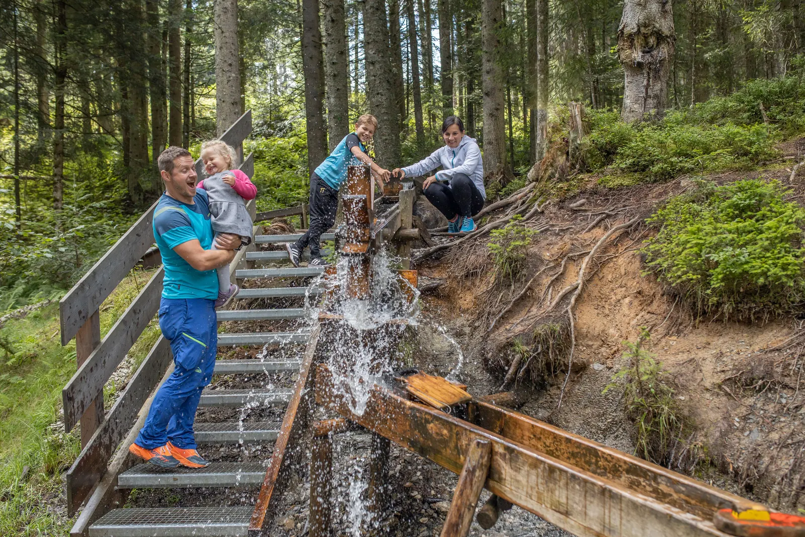 Familie am Wasserspiel im Juppi Zauberwald auf dem Reither Kogel