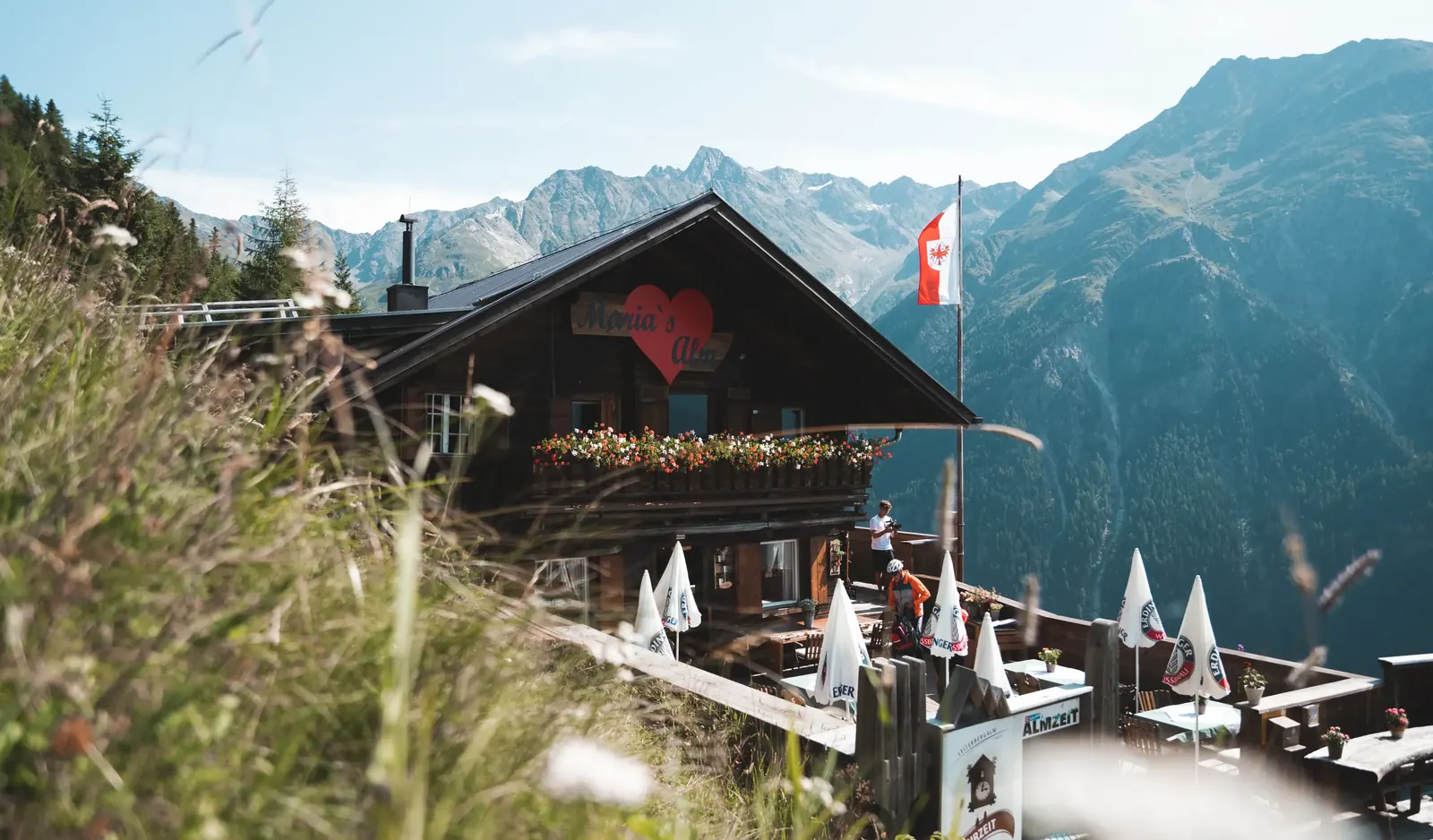 Marias Alm an einem grünen Berghang über Sölden