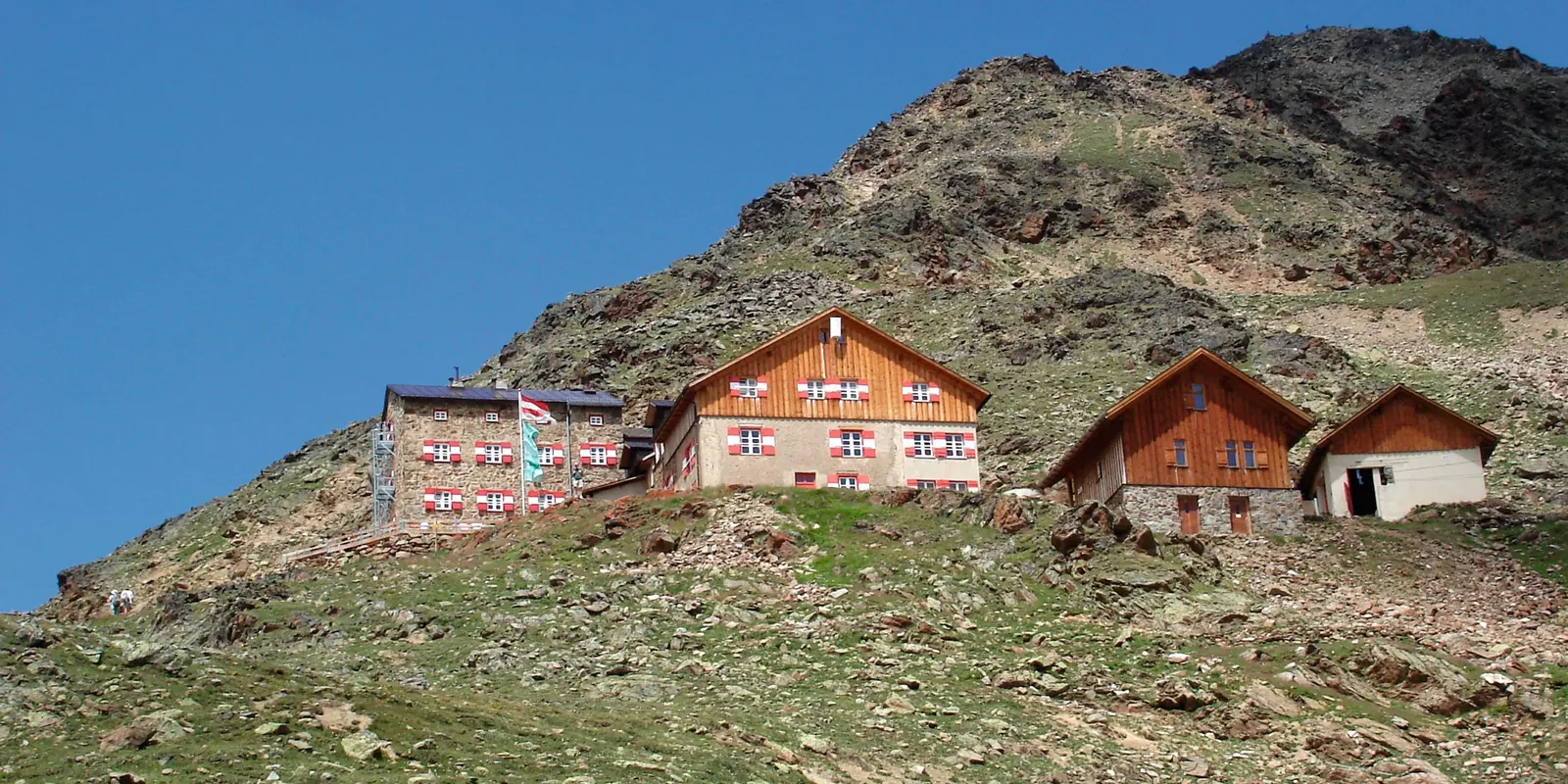 Breslauer Hütte über Vent an einem felsigen Berghang