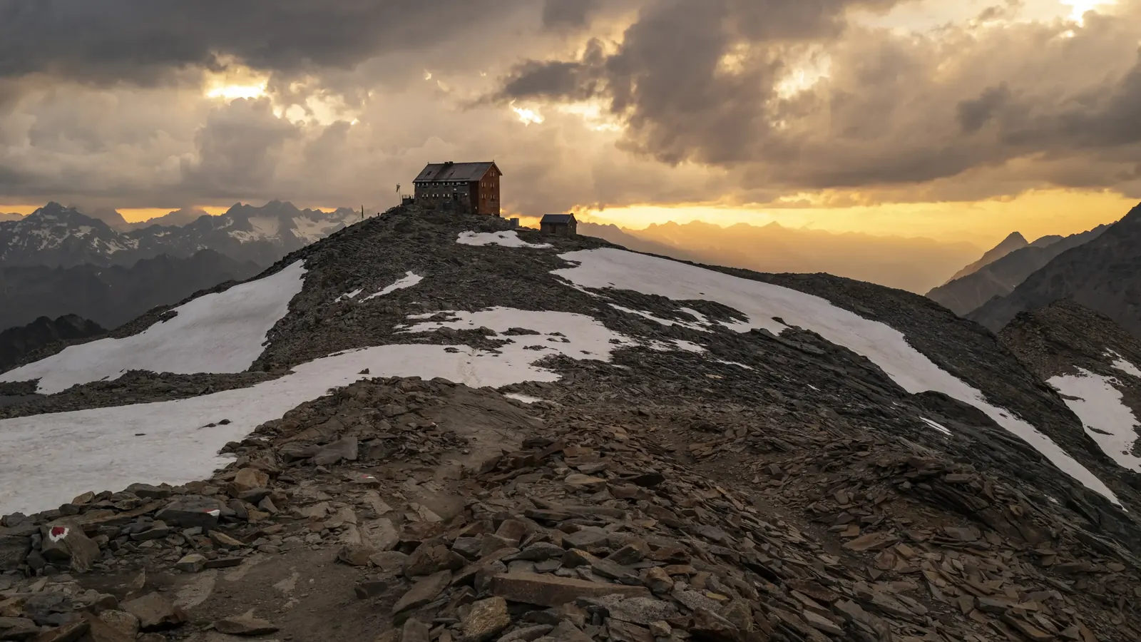 Felsiger Aufstieg zur Hochstubaihütte im Abendlicht