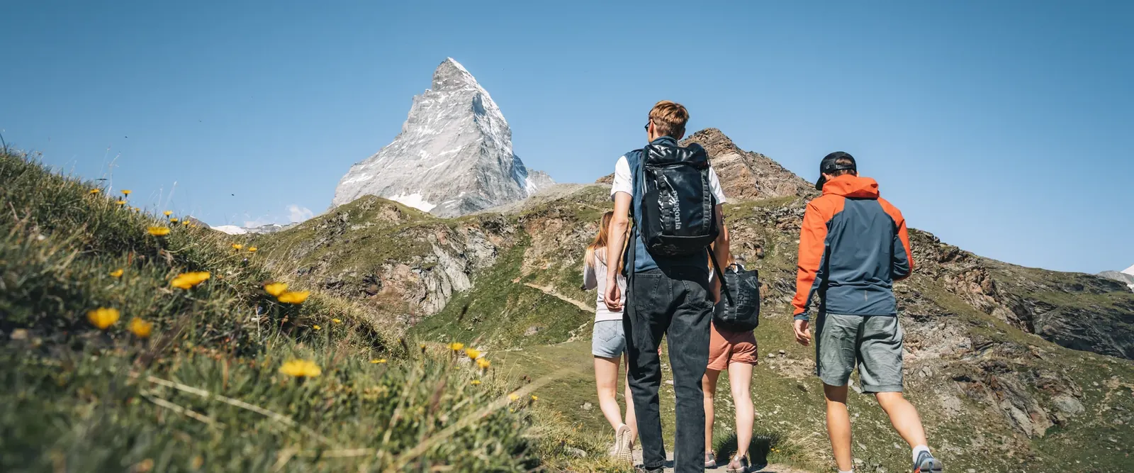 Wanderer am Schwarzsee mit Blick zum Matterhorn