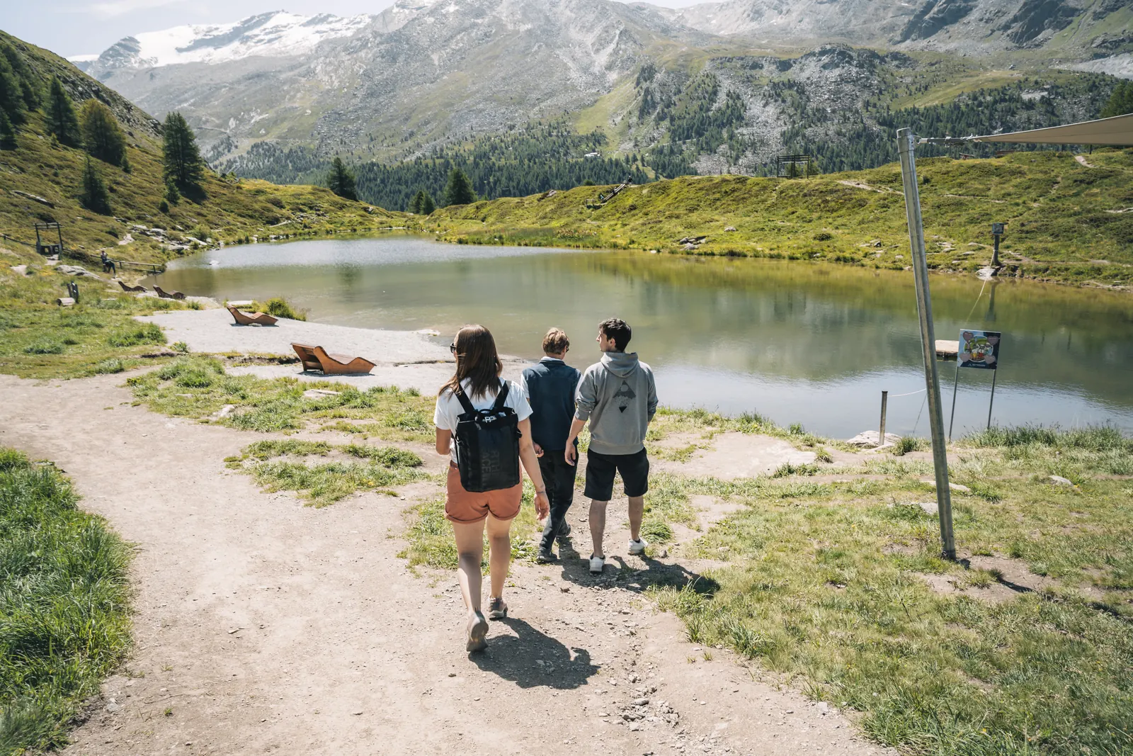Wandernde am Leisee auf Sunnegga