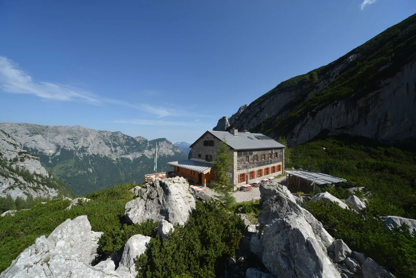 Blaueishütte zwischen Felsblöcken und den Wänden des Hochkaltermassivs