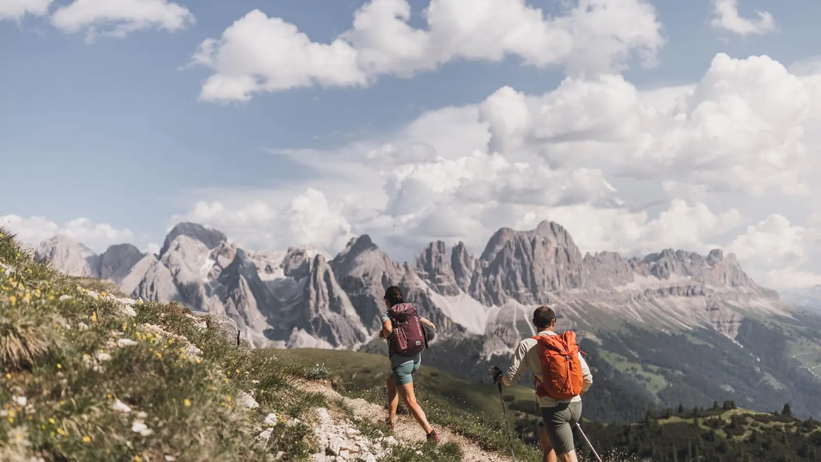 Wandernde auf der Seiser Alm vor den Felsgipfeln der Langkofelgruppe
