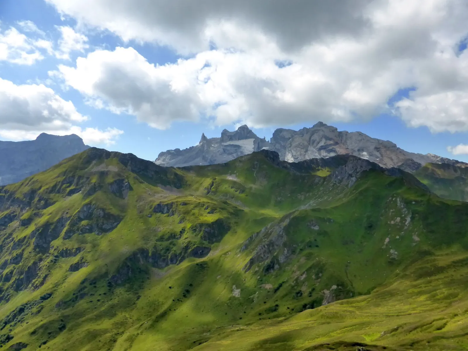 Sommerlicher Golmer Höhenweg vor den Drei Türmen im Rätikon