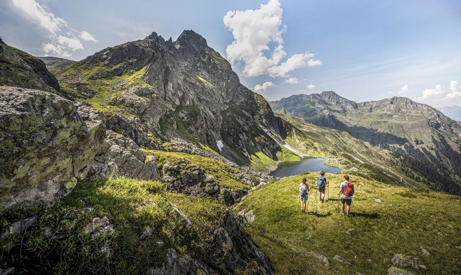 Drei Wandernde auf dem Seetalweg zum Herzsee am Hochjoch