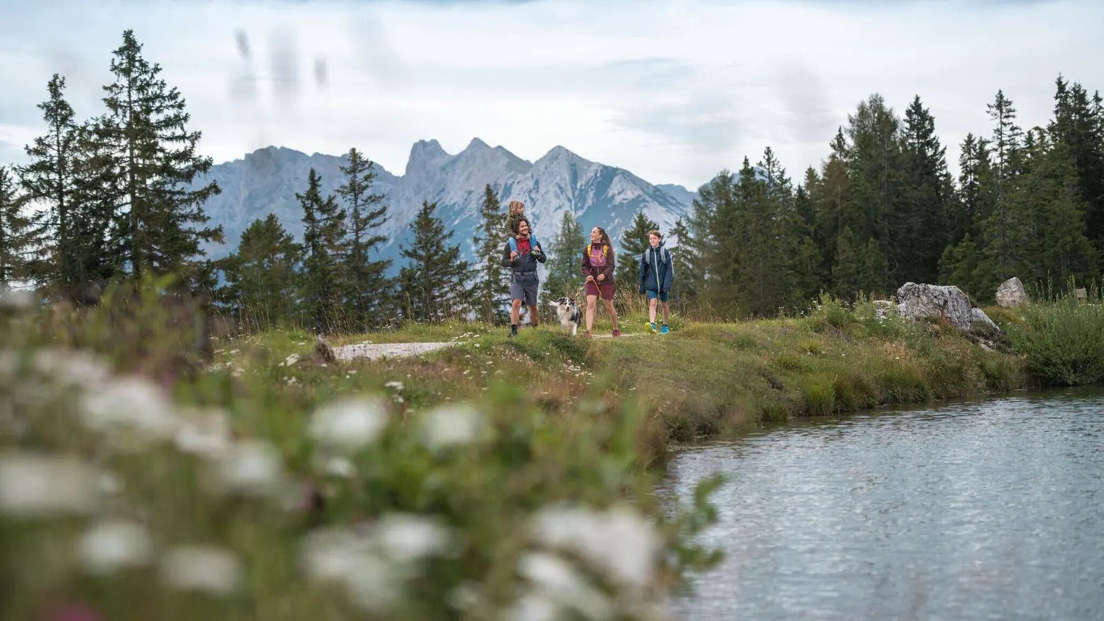 Wandergruppe mit Hund am Kaltwassersee im Gebiet Rosshütte