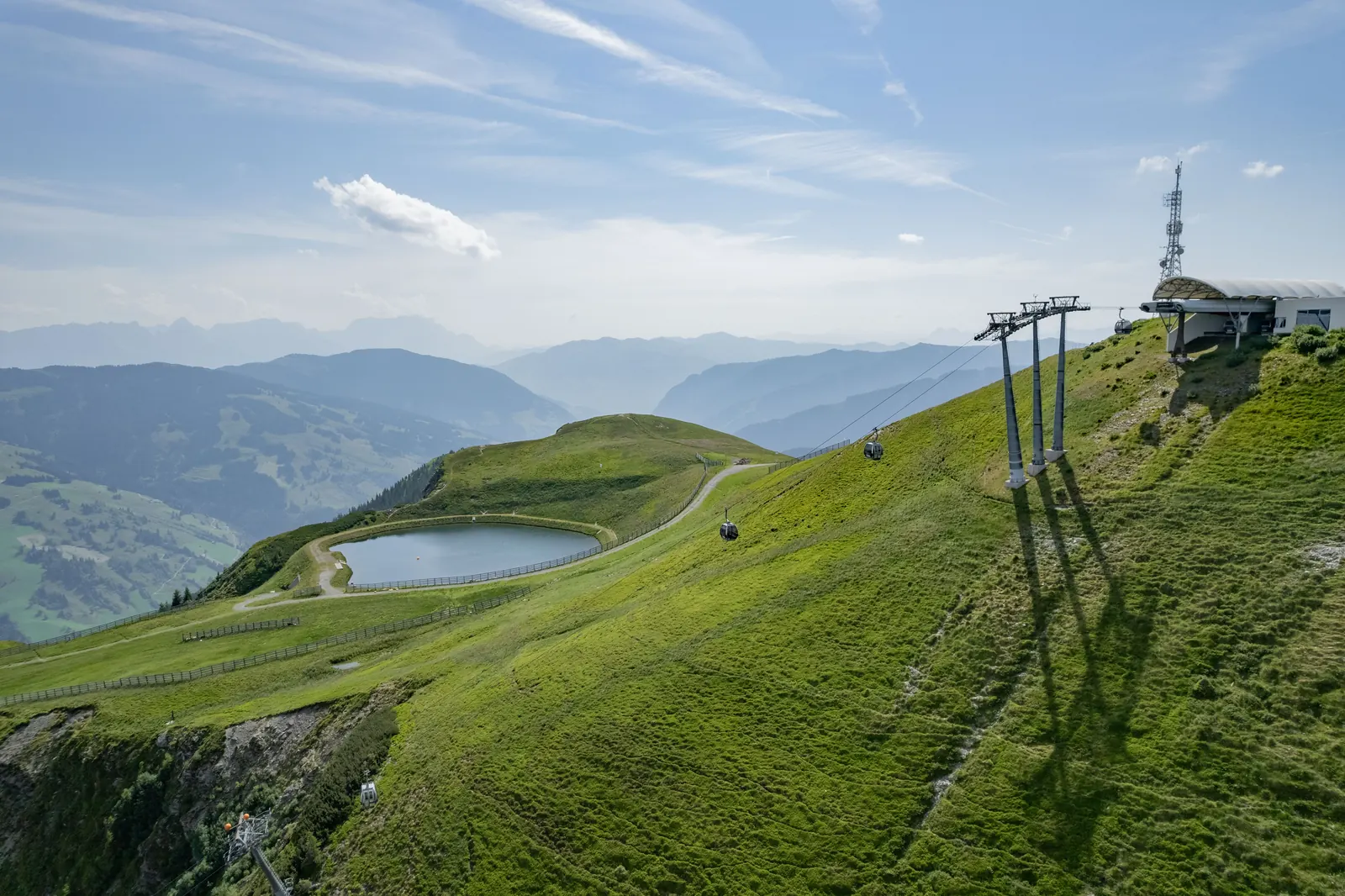 Sommerlicher Wanderweg am Schattberg oberhalb eines kleinen Speichersees