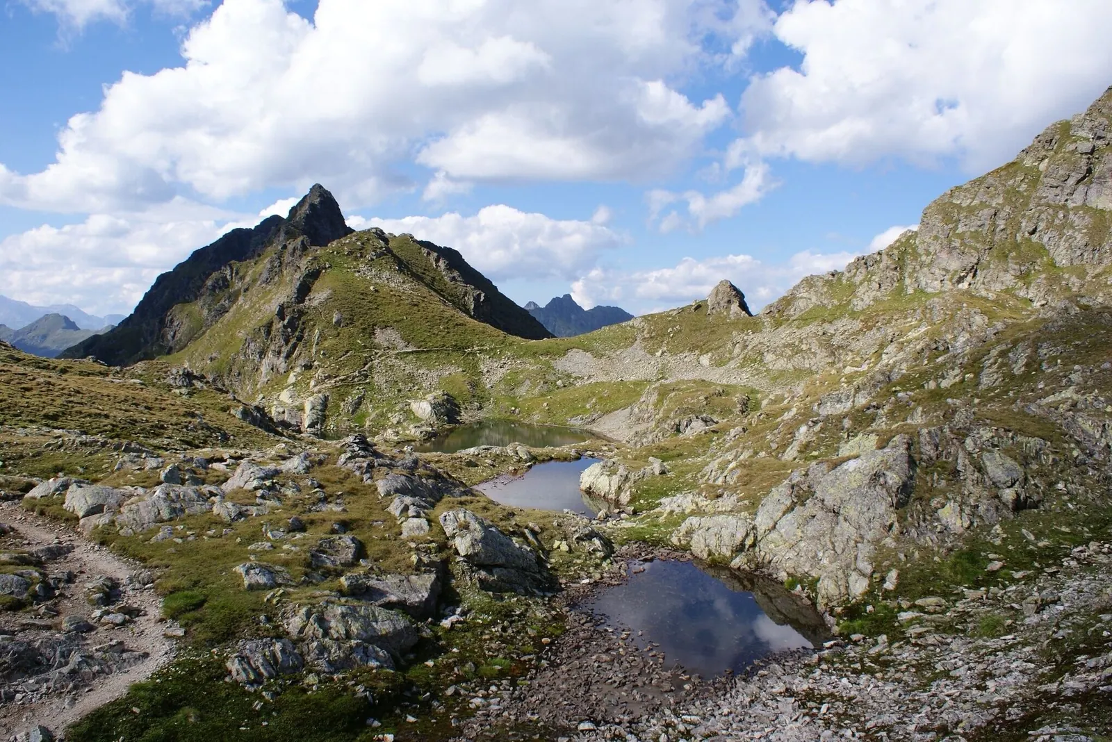 Bergseen und Wanderpfade im felsigen Klafferkessel der Schladminger Tauern