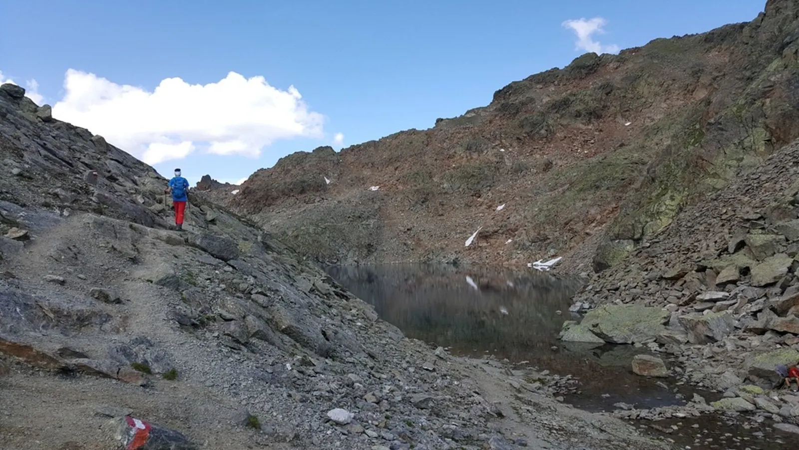 Wanderer auf dem felsigen Bergpfad vom Lazid zum Pezid