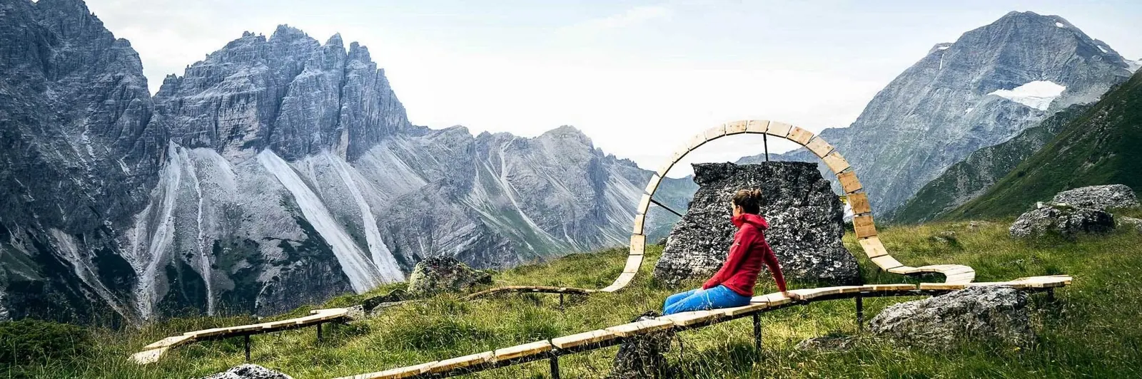 Rastbank am Naturschauplatz Elfer mit Blick auf Felswände