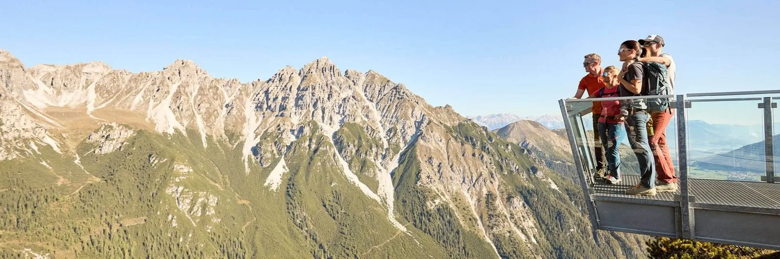 Wandernde auf der Plattform StubaiBlick vor den Kalkkögeln in der Schlick 2000