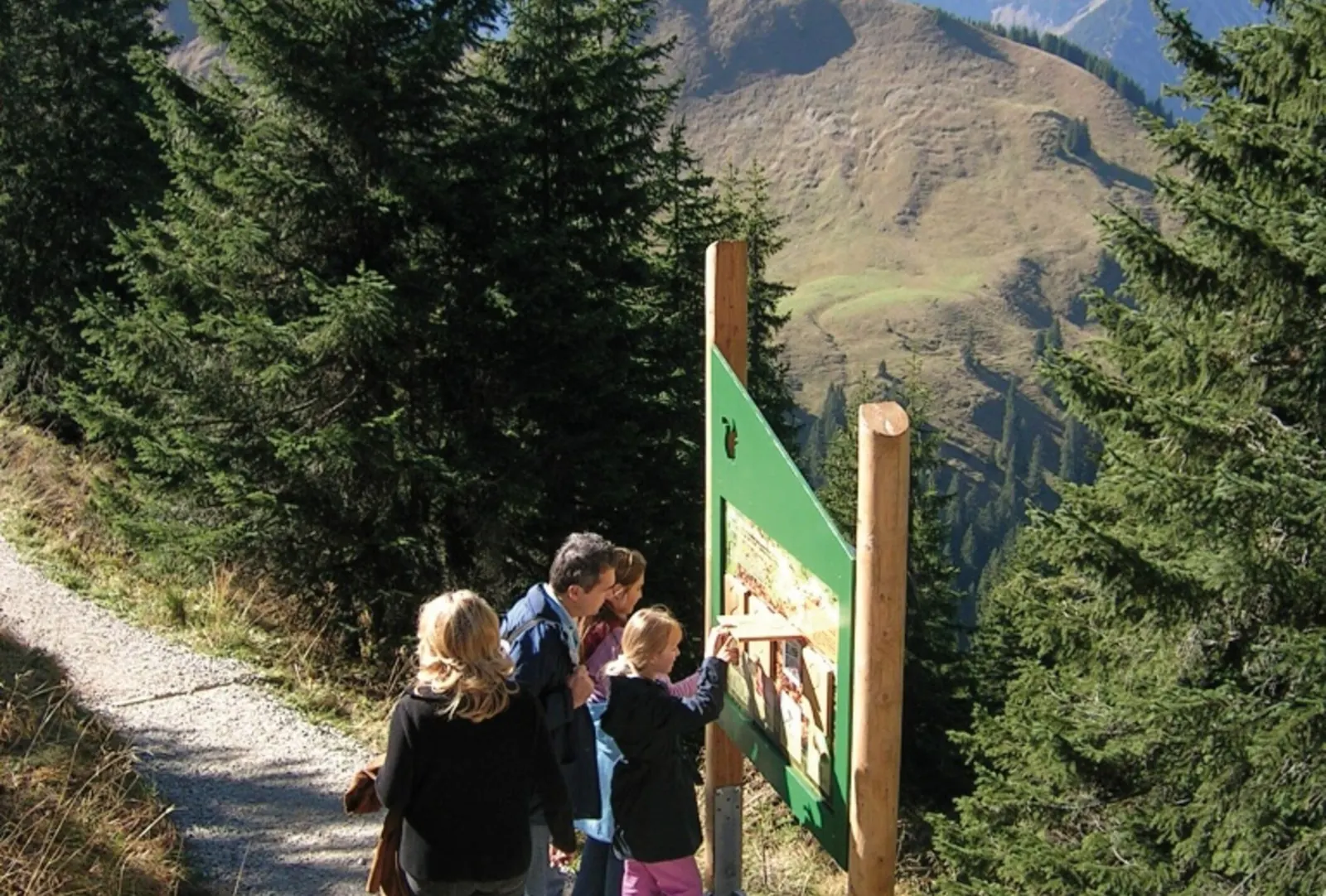Familie an einer Erlebnisstation auf dem 9erlebnisweg am Neunerköpfle