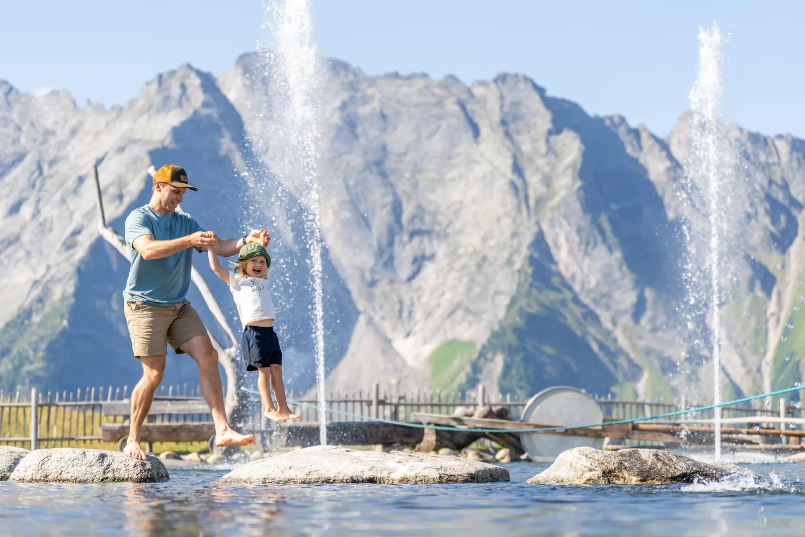 Erwachsener und Kinder am AhornSee mit Bergkulisse