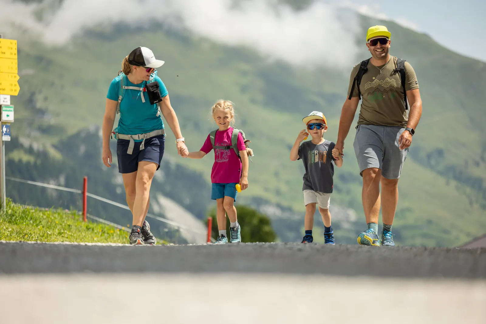 Familie beim Sommerwandern an der Almspielerei auf der Eggalm