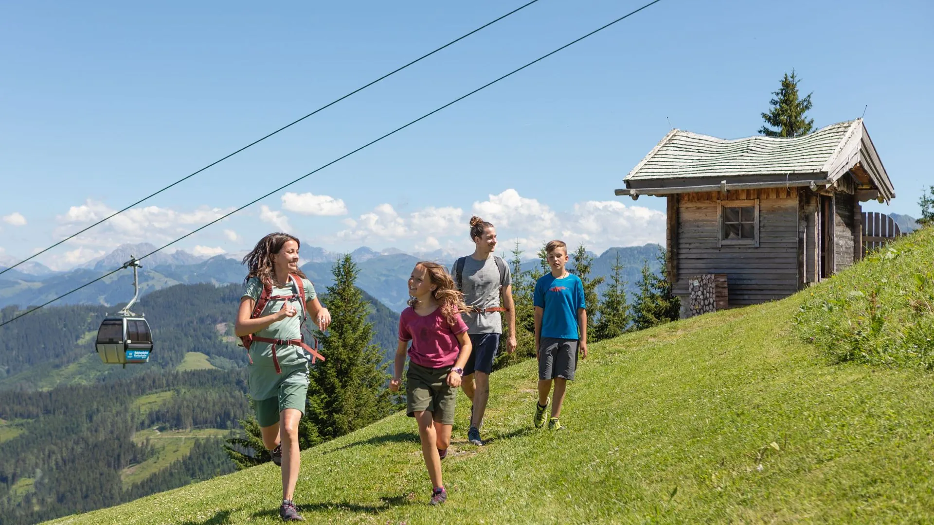 Familie auf einem Almweg bei Toni’s Almspielplatz oberhalb von Mühlbach