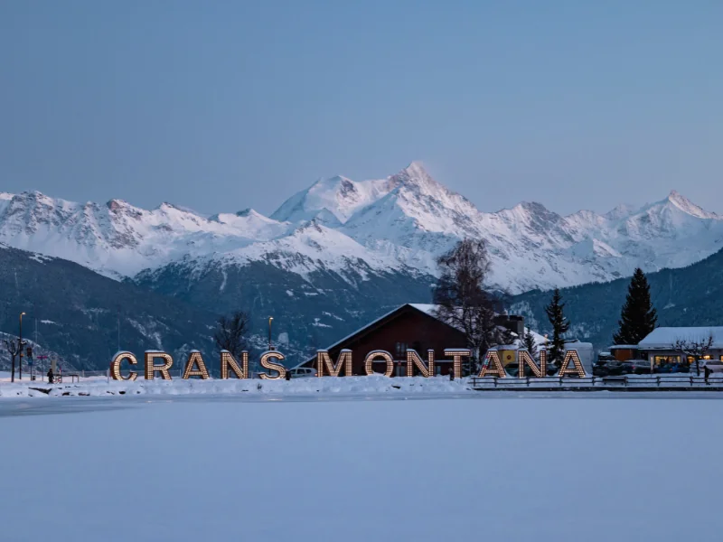 Winterlicher Ort Crans-Montana vor den Walliser Bergen
