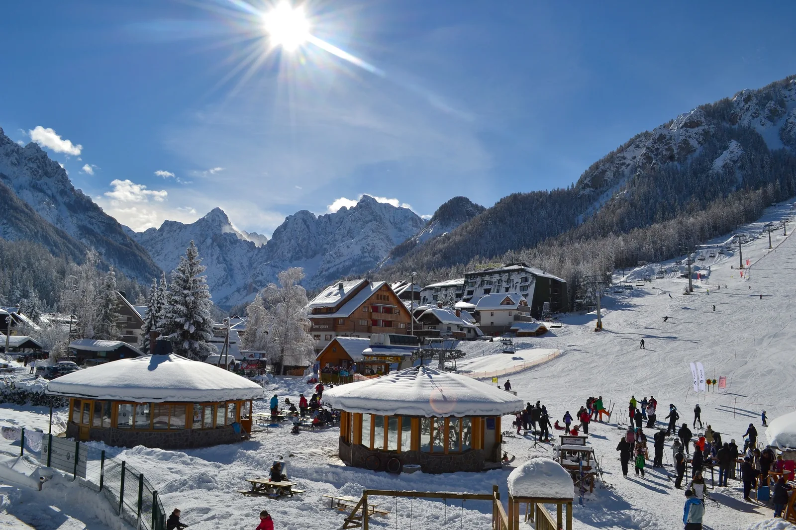 Ortsnahe Pisten und Wintergäste im Skigebiet Kranjska Gora