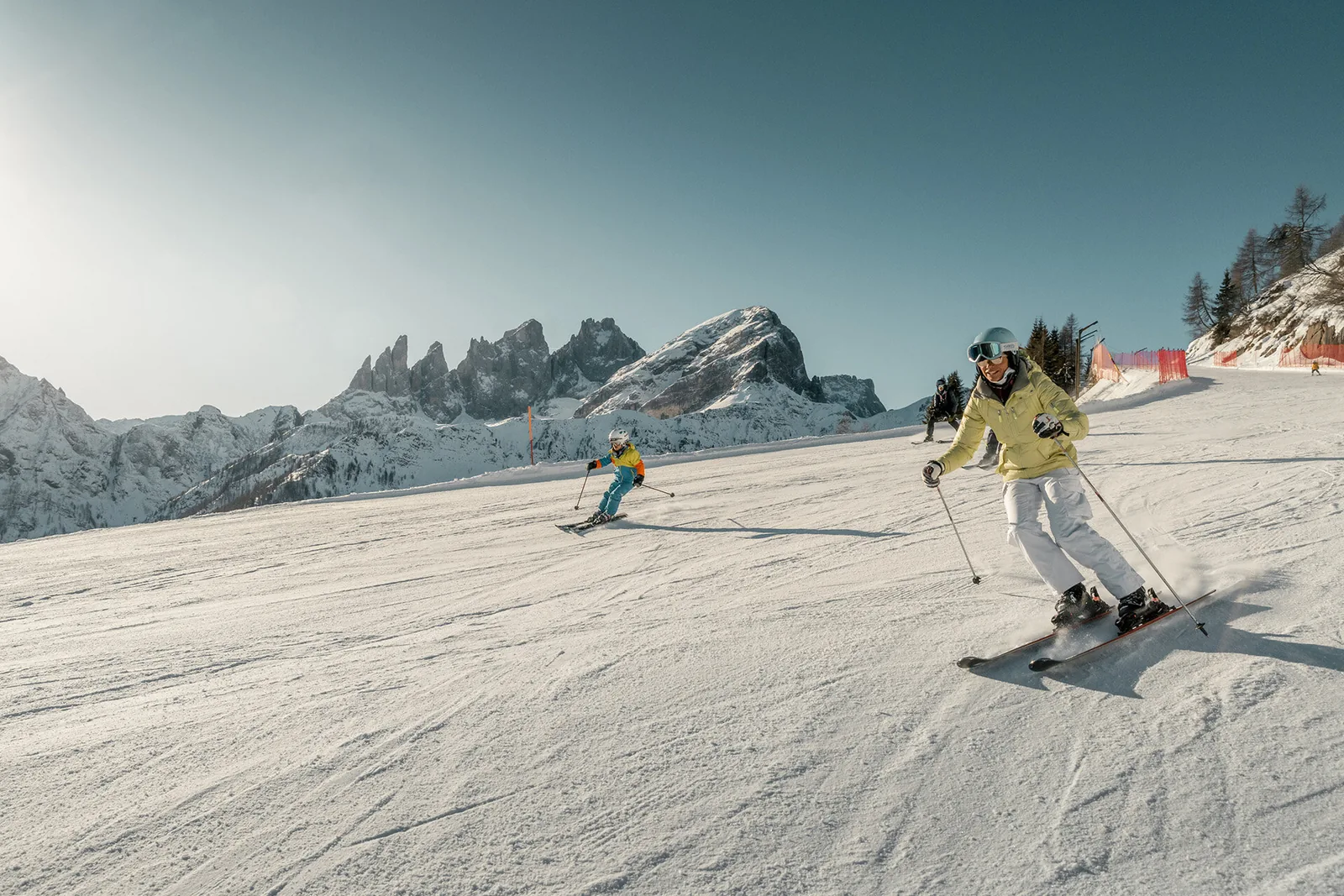 Skifahrer auf der Passo-San-Pellegrino-Seite mit Dolomitenpanorama