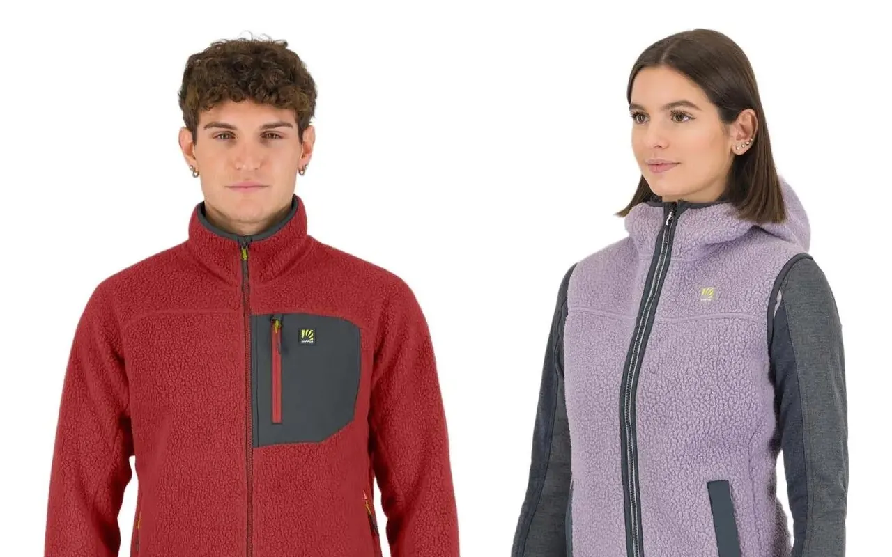 Mann im roten Karpos Moiazza Retrò Fleece und Frau in der lila Moiazza Retrò Hoodie Vest vor weißem Hintergrund