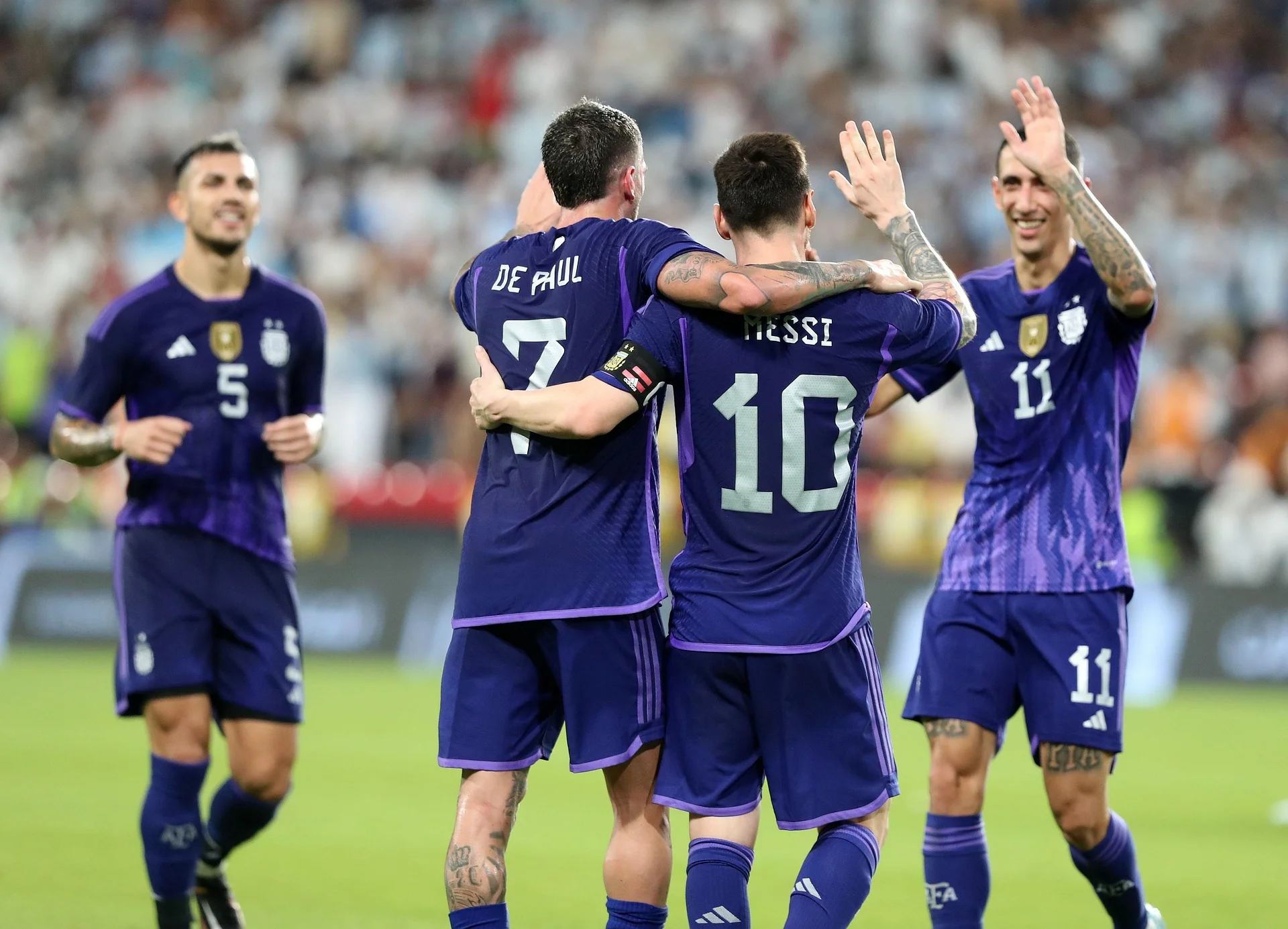 Lionel Messi setzt seine Mitspieler öfter ein als Ronaldo.
