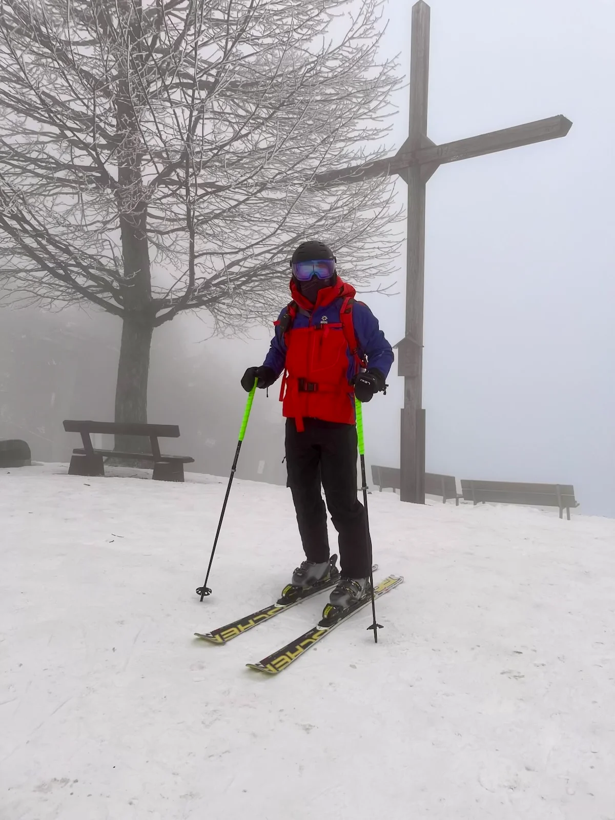 Erfahrener Skilehrer beim Aufstieg auf einer Skitour im Bayerischen Wald mit Carbon-Skistöcken