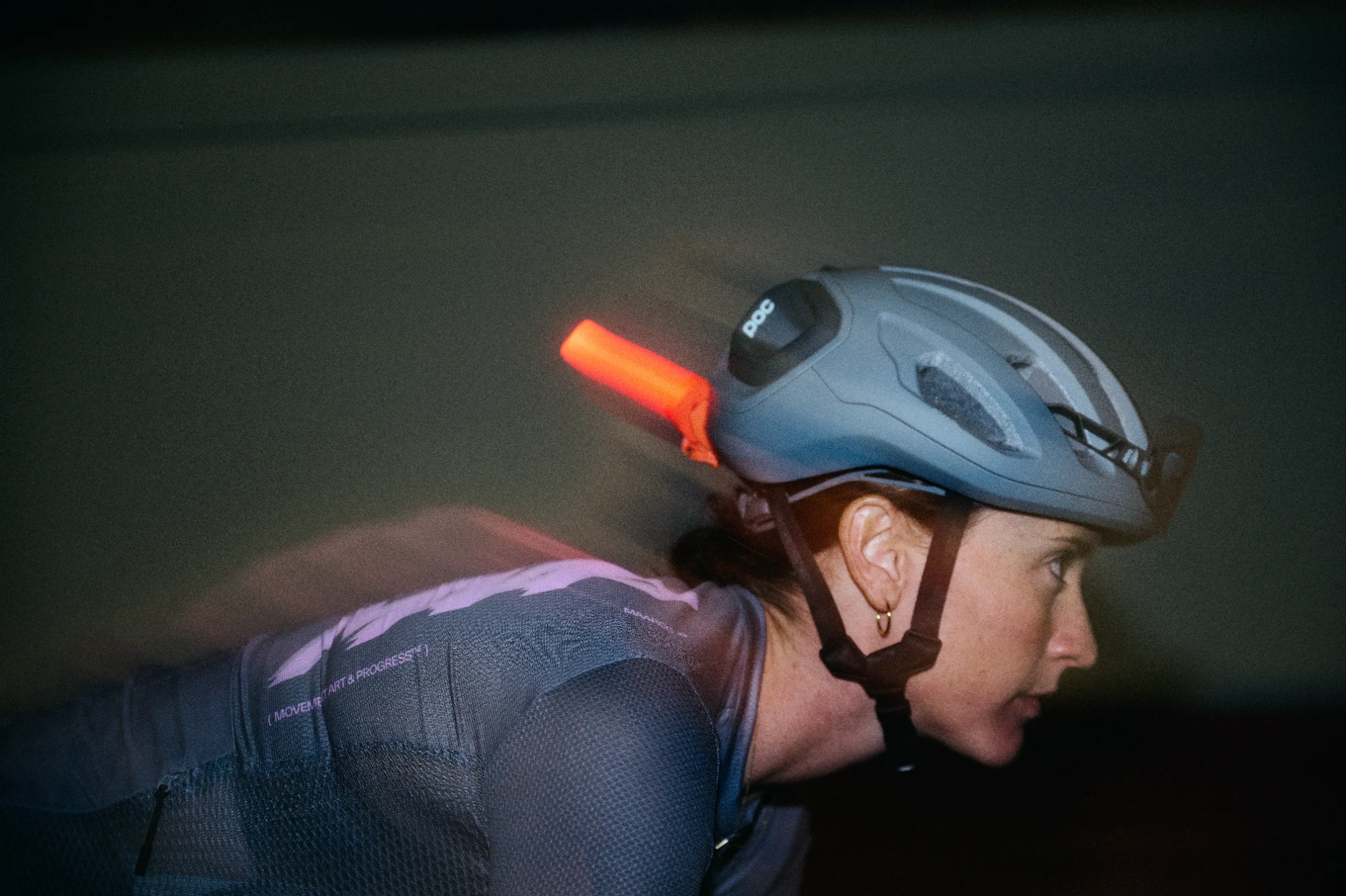 Rennradfahrer mit schlankem weißem Helm auf kurviger Bergstraße