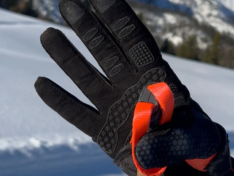 Nahaufnahme der Sharktec® Griffoberfläche eines KinetiXx Handschuhs mit mikroskopischer 3D-Textur