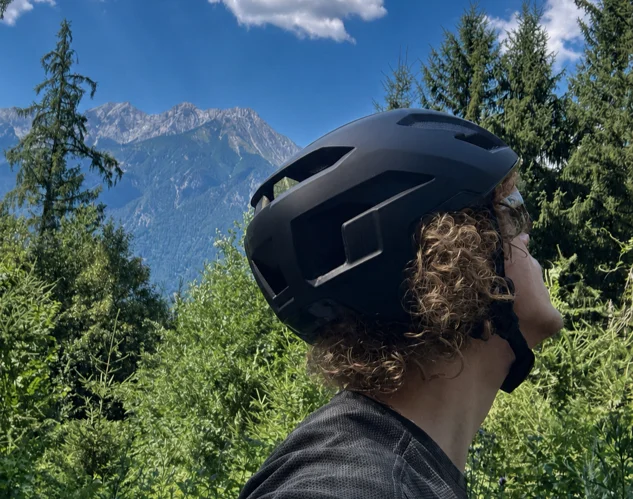 Rückansicht des Alpina Taunus Gravel MIPS Helms mit Belüftungsöffnungen vor Tiroler Bergpanorama