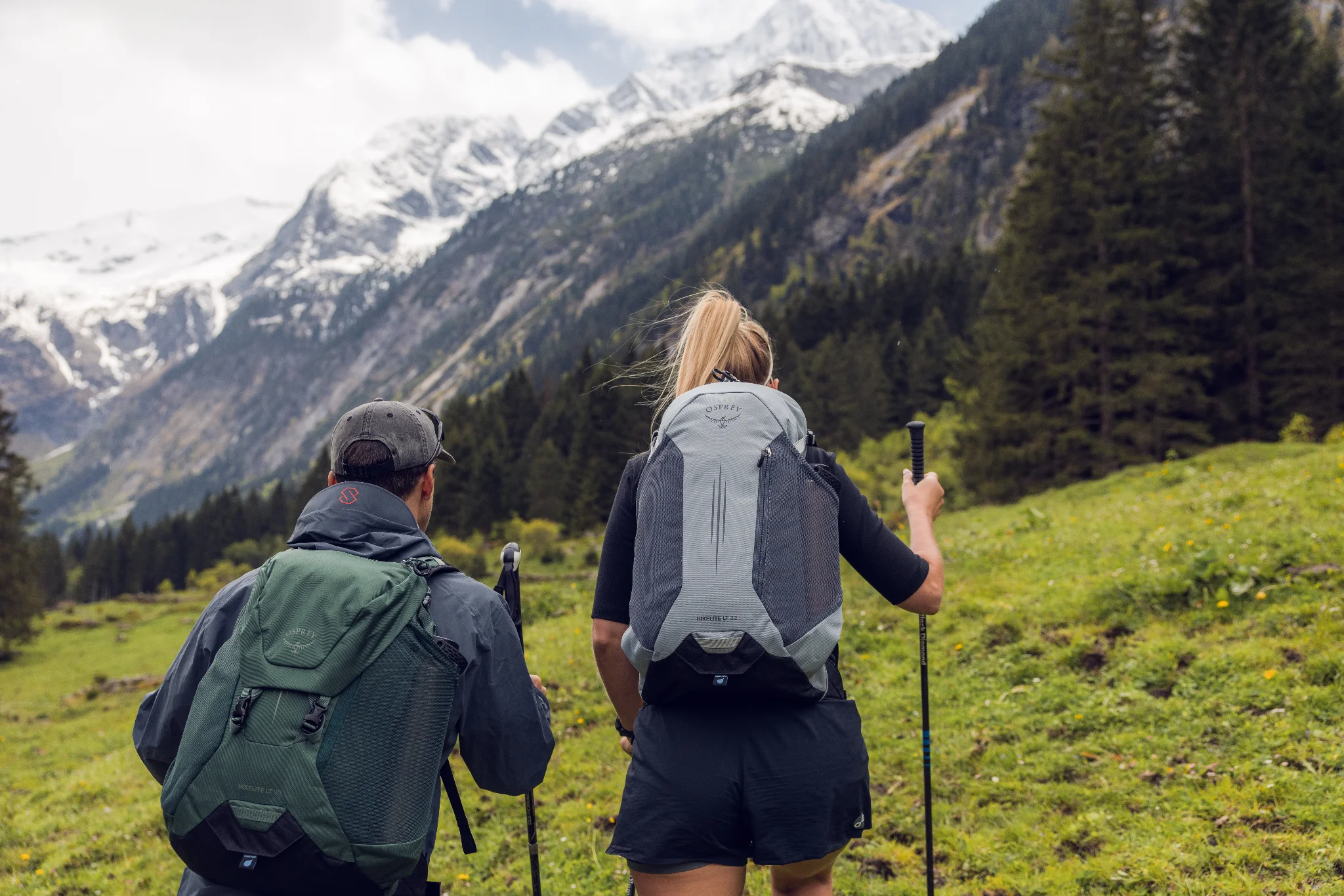 Leichter Wanderrucksack auf einem Felsen an einem sonnigen Bergsee