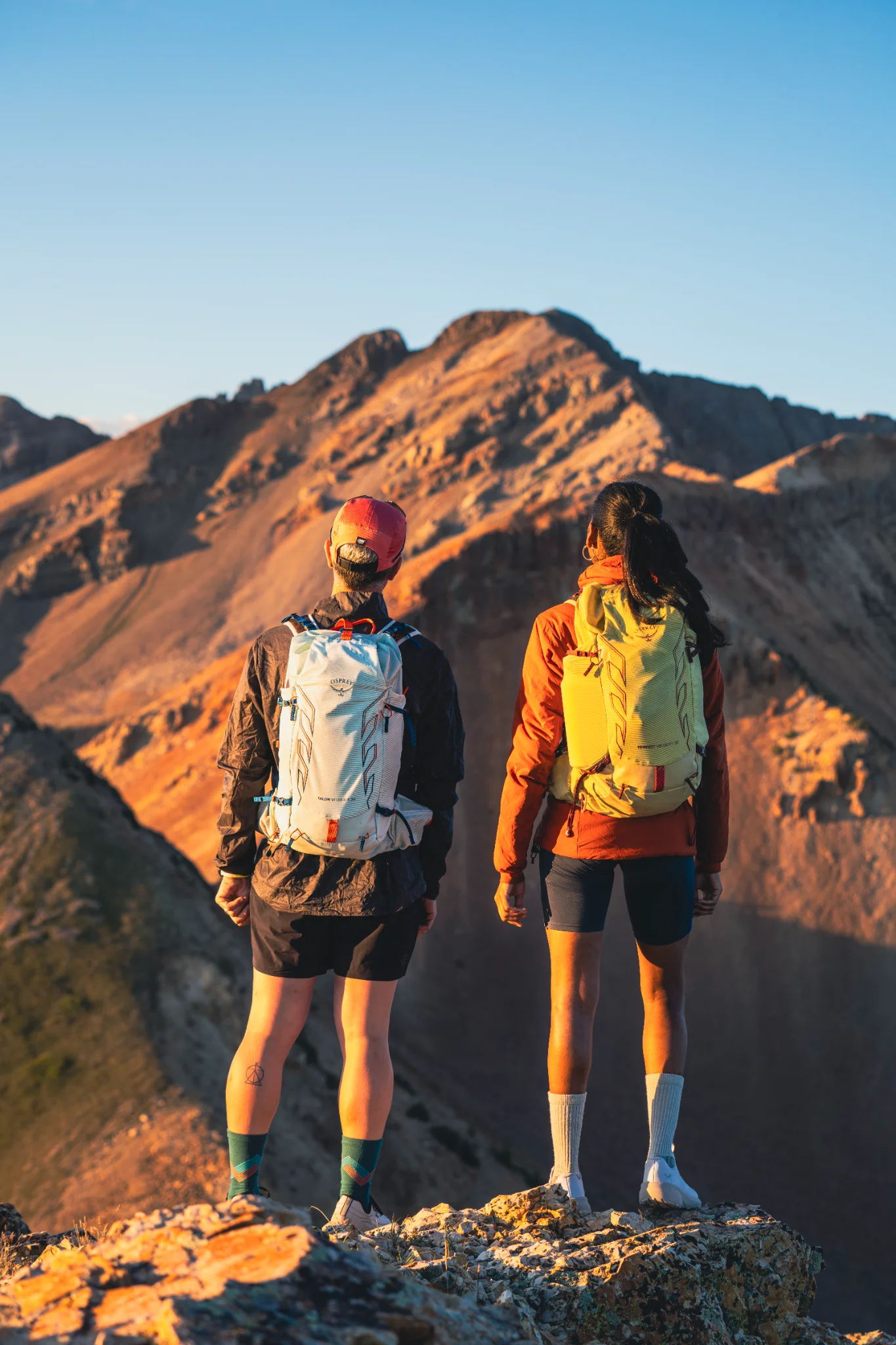 Sportlicher Wanderer mit körpernahem Rucksack auf einem technischen Bergpfad