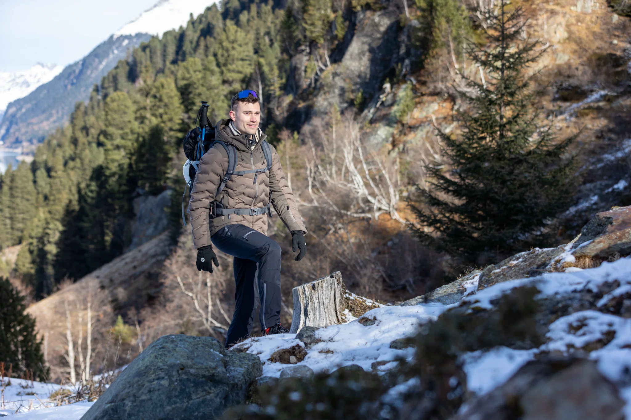 Wanderer mit MAUL Sport Steppjacke und Rucksack auf einem Bergpfad in den Voralpen