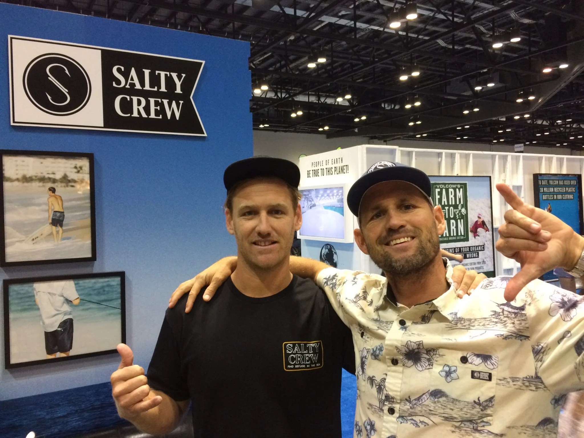 Surf-Tradition: Mitgründer Jared Lane (l.) und Surf-Weltmeister CJ Hobgood (r.) grüßen mit dem hawaiianischen "Shaka"-Handzeichen.