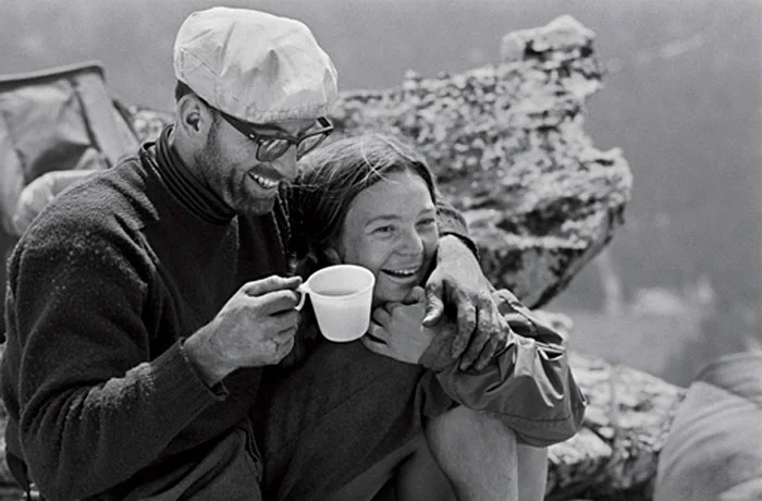 Royal und Liz Robbins in einer vertrauten Umarmung am Gipfel des El Capitan.