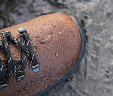 Wassertropfen perlen von einer imprägnierten Regenjacke ab