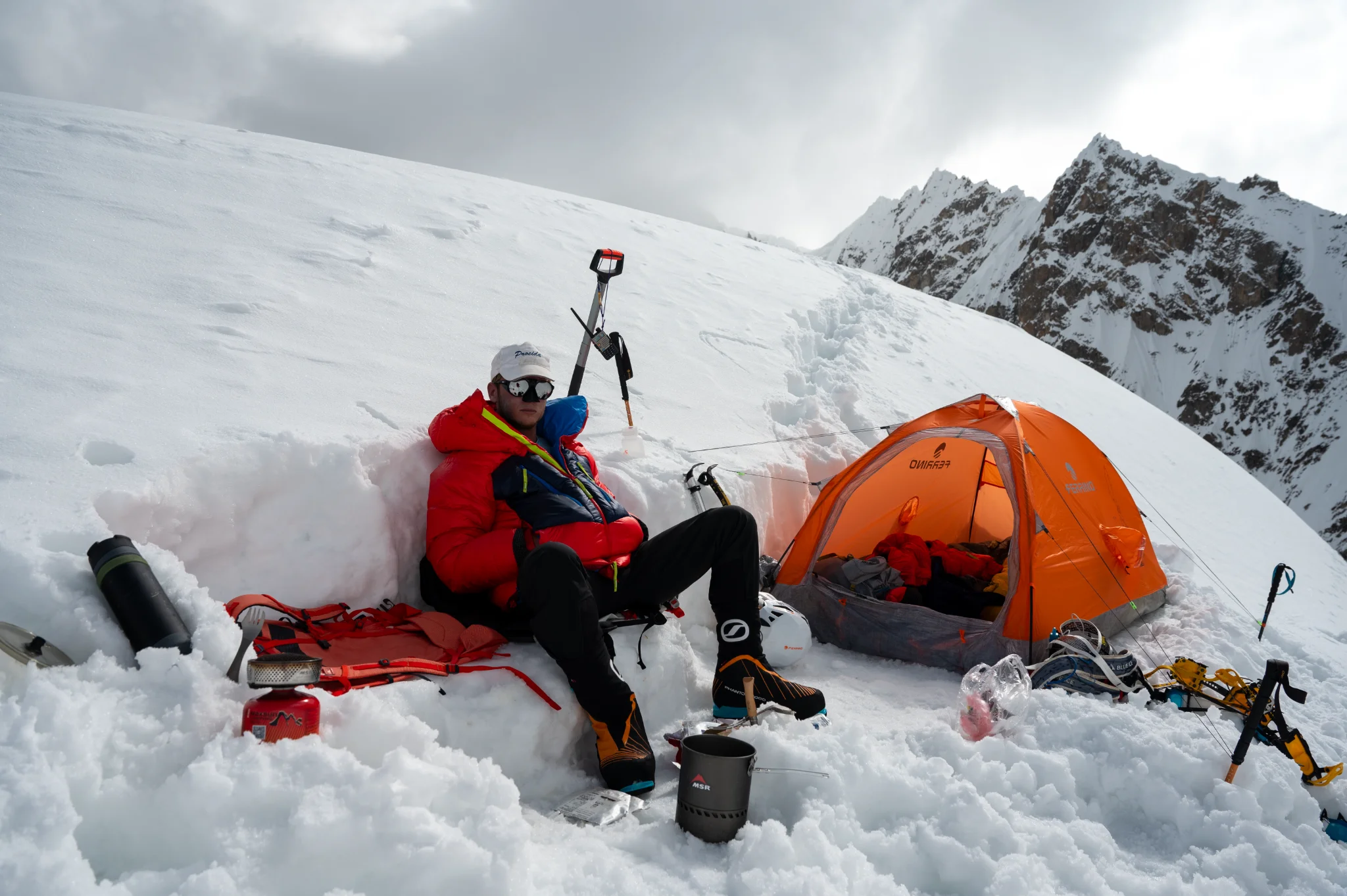 Bergsteiger am K2-Basislager mit Ferrino-Zelt, 2024