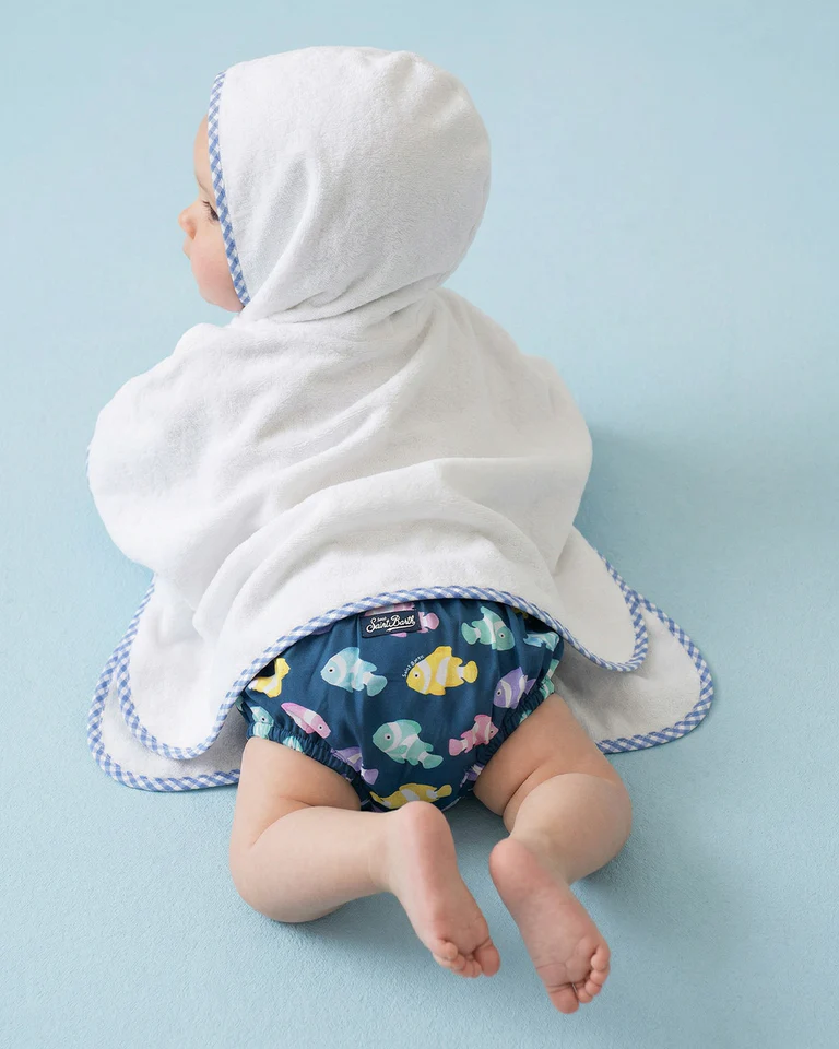 Baby in MC2 Saint Barth Fischprint-Badehose mit weißem Kapuzen-Strandhandtuch