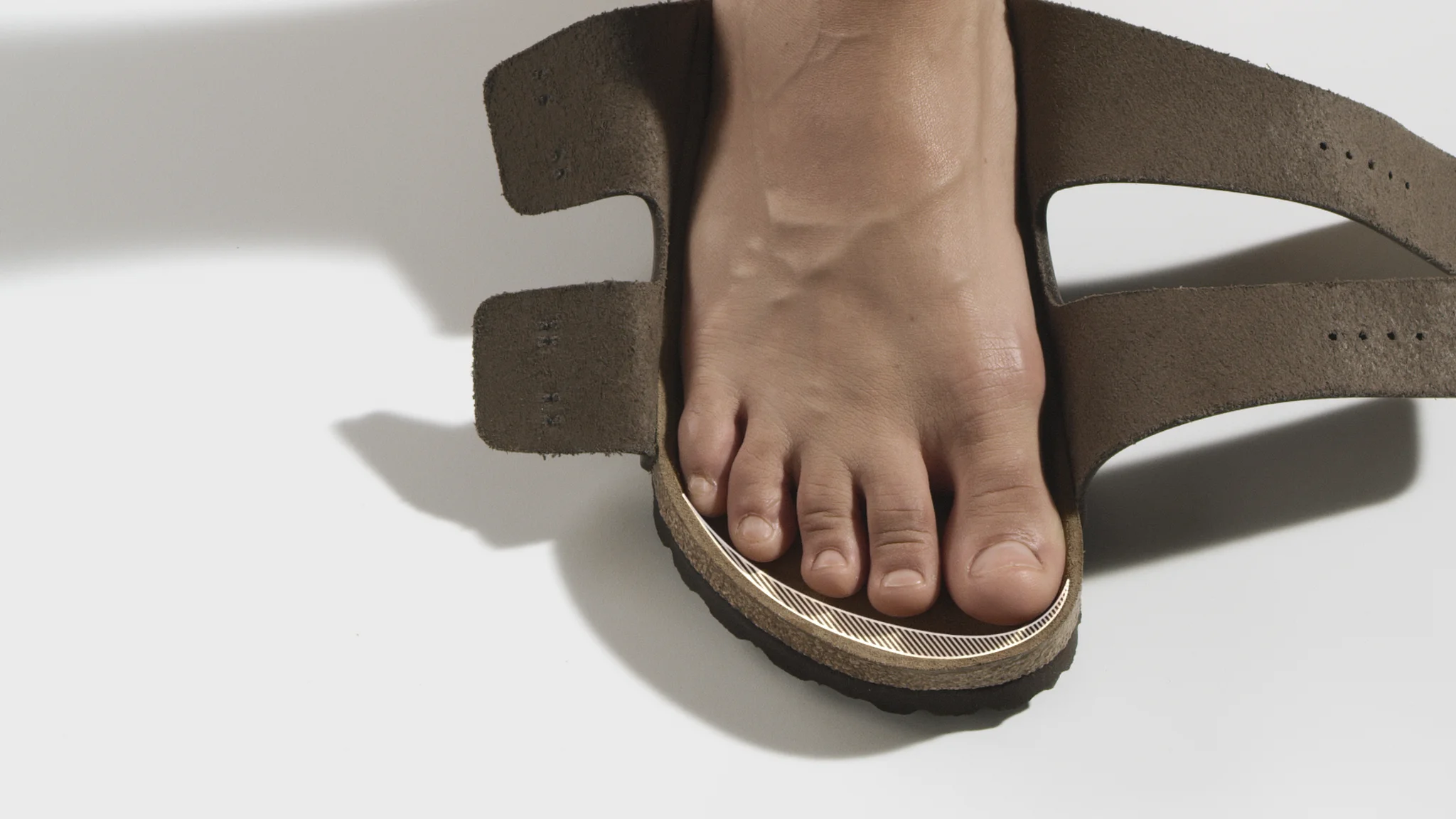 Detailaufnahme eines BIRKENSTOCK-Kork-Latex-Fußbetts mit Längsgewölbe, Fersenschale und umlaufender Jute-Schnur