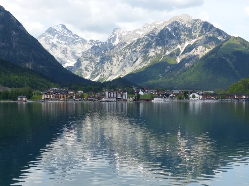 Blick auf den türkisblauen Achensee im Sommer mit Bergen im Hintergrund