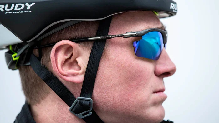 Radsportler mit Rudy Project Rydon Slim auf einem Alpenpass – Multilaser Rose Gold Gläser im Gegenlicht