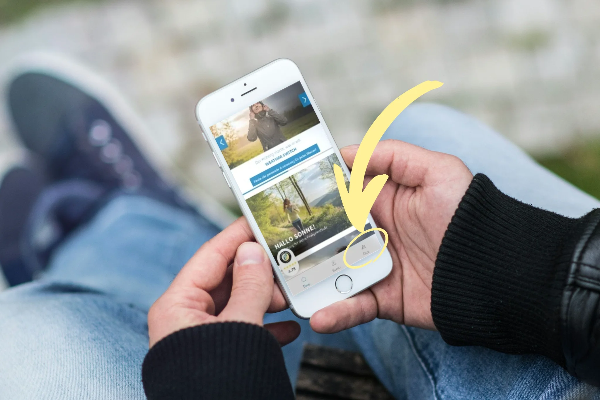 Person prüft Club-Deals auf dem Smartphone