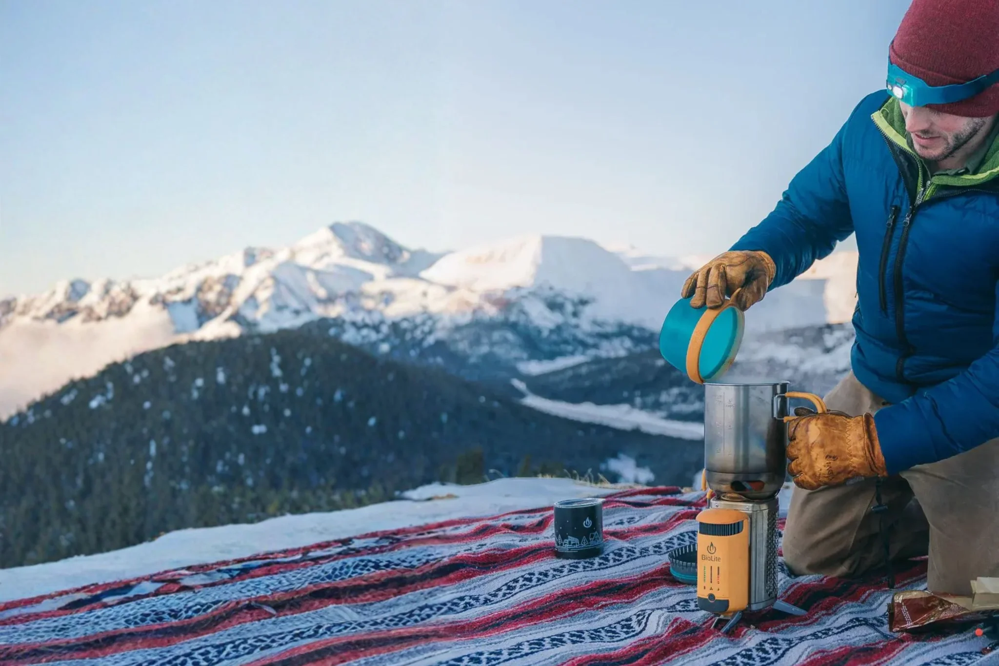 Outdoor-Ausrüstung von BioLite: Powerbank, Solarmodul und Stirnlampe auf Holzplanken