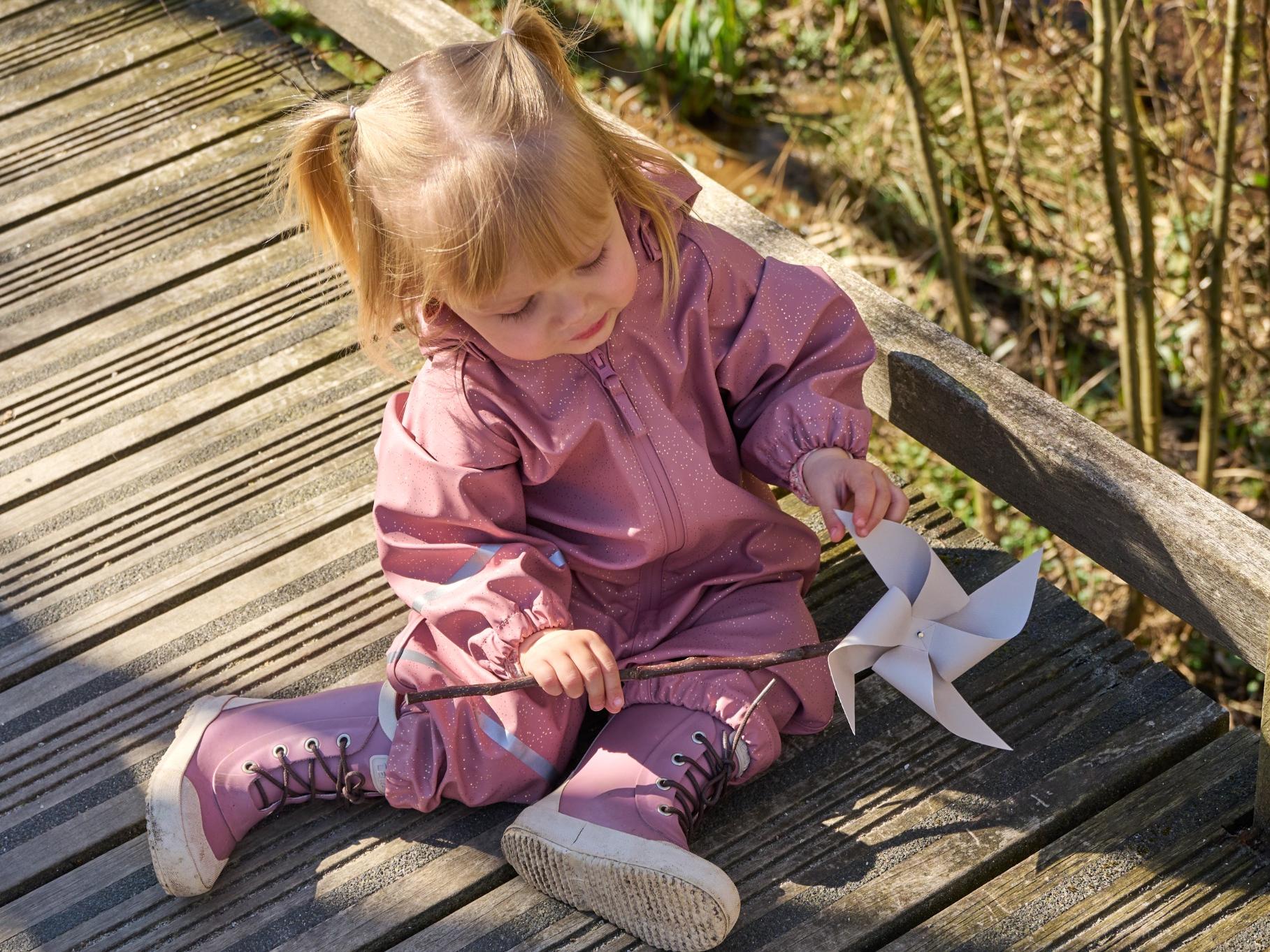 CeLaVi Regen-Set Flat Lay – rote PU-Regenjacke, Regenhose, Naturkautschuk-Gummistiefel und Merino-Handschuhe