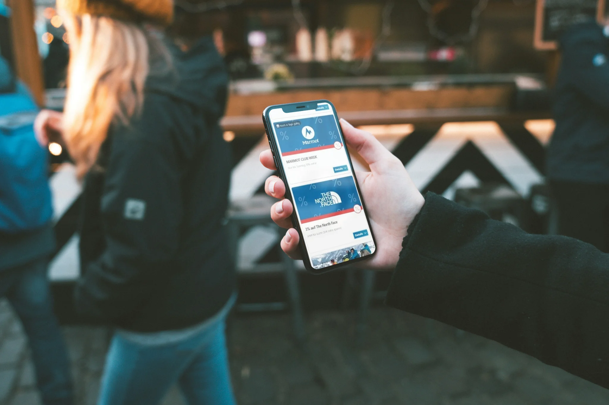 Angebote werden unterwegs auf dem Smartphone gecheckt
