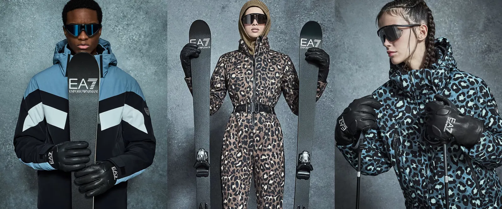 Drei Kampagnenbilder der EA7-Skilinie nebeneinander: Mann in blau-schwarzer Skijacke mit Ski, Frau im Skianzug mit Leopardenmuster und zwei Ski, Frau in blauer Skijacke mit Leomuster und Stöcken