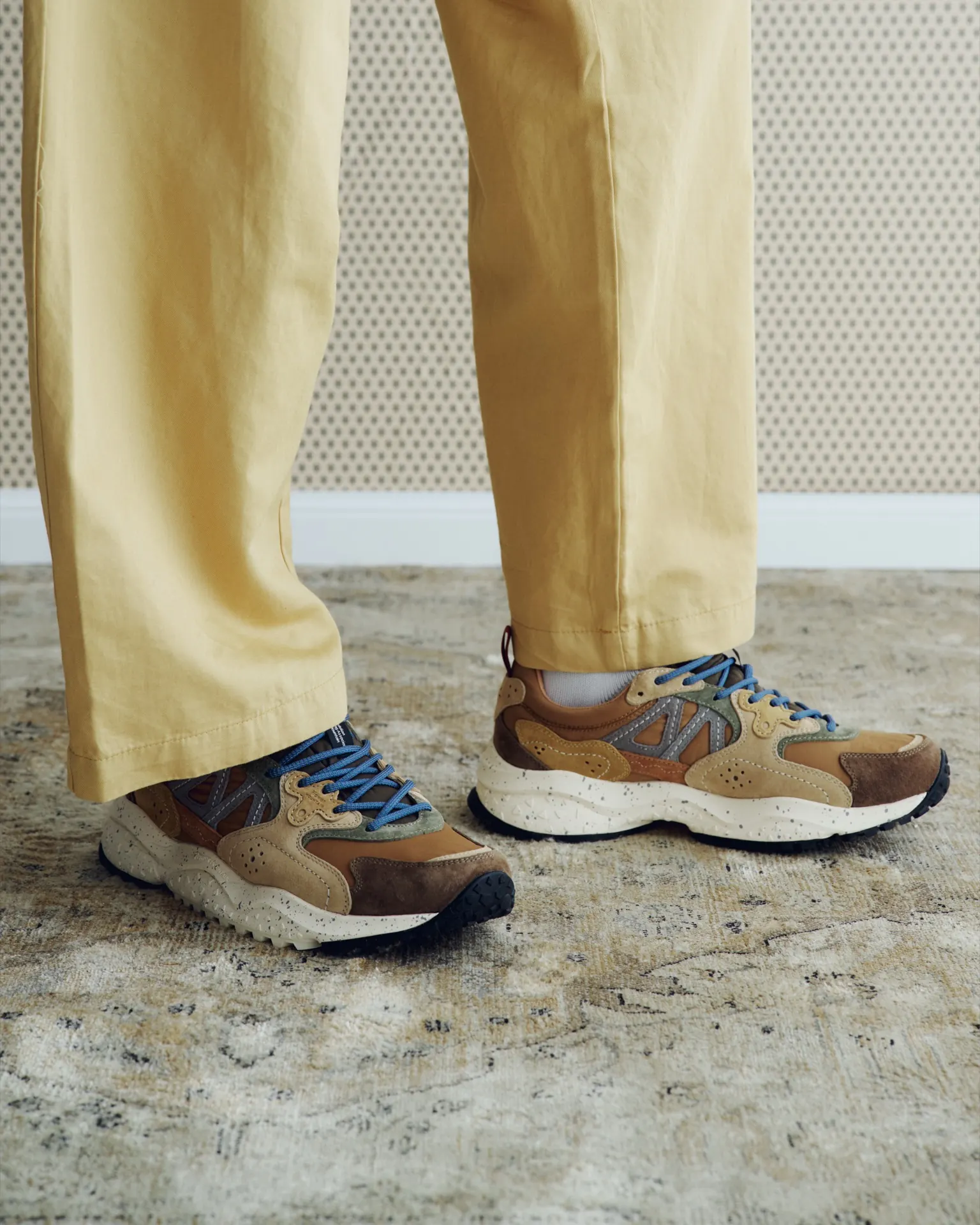 Beige Flower-Mountain-Sneaker zu gelber Hose