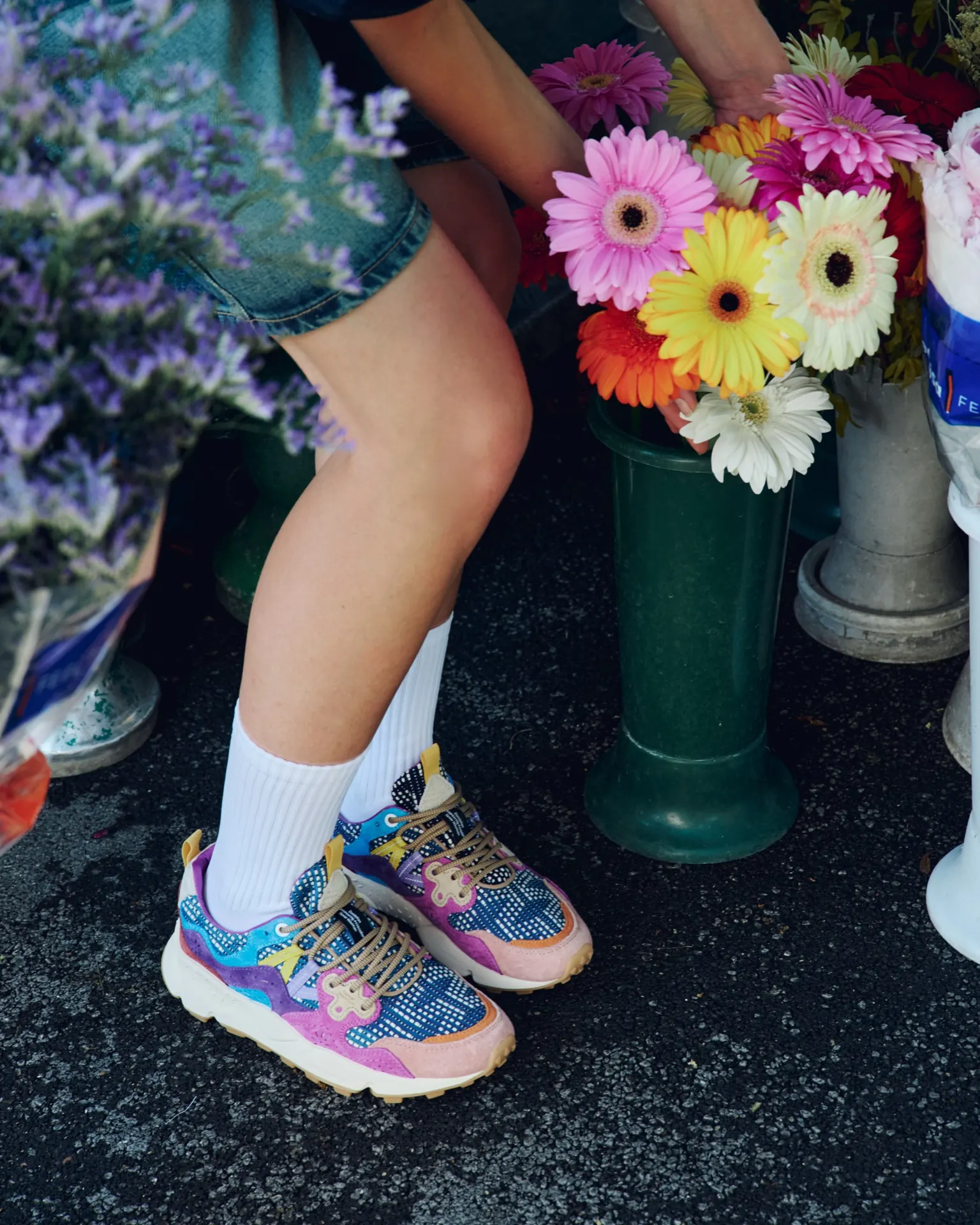 Bunte Flower-Mountain-Sneaker zwischen Blumeneimern